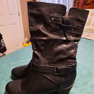 Black boots with block heel